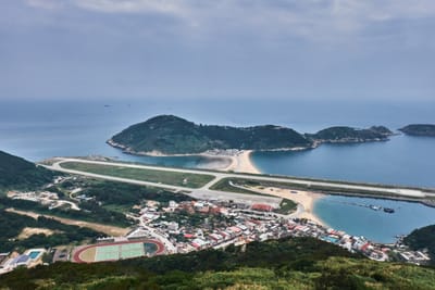 壁山觀景臺俯瞰北竿機場與塘岐聚落