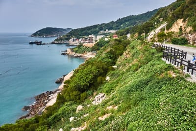 俯瞰北竿海岸線與聚落風光