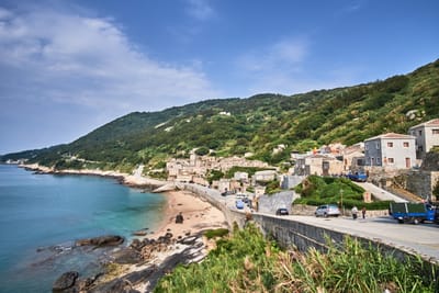 芹壁聚落的依山傍海石屋風情