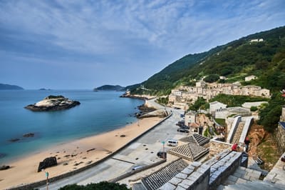 芹壁聚落的依山傍海風光