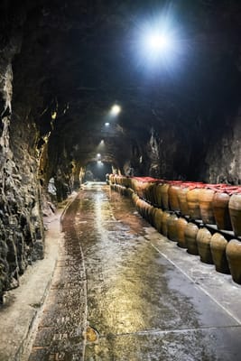 八八坑道內陳放的醇厚酒甕