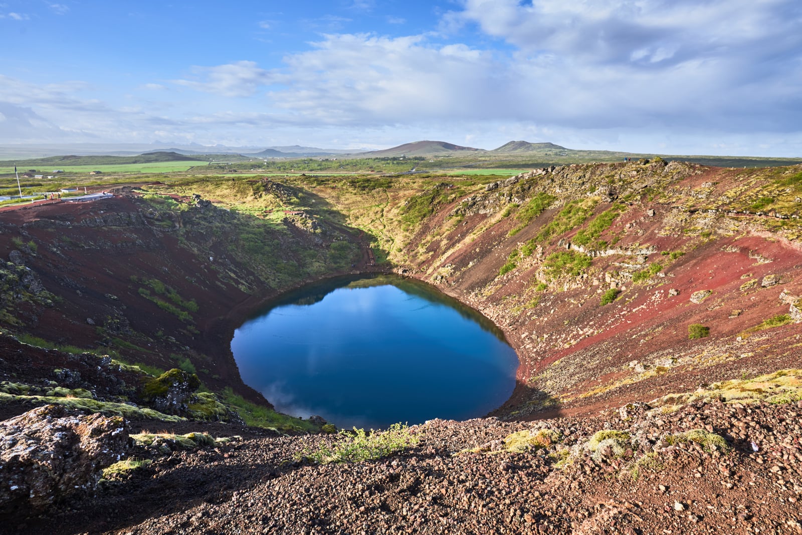 火山口內湛藍湖水與紅土荒涼地景｜2017/06 冰島