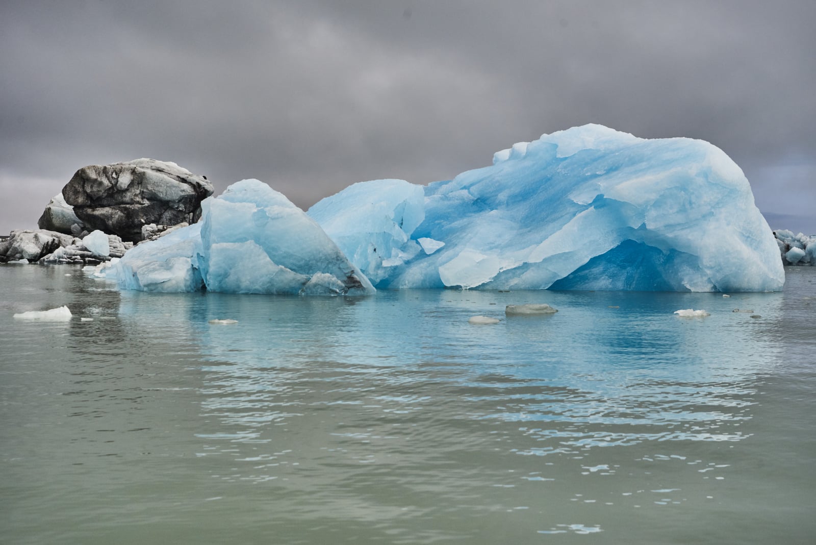 Jökulsárlón 冰潟湖中透著晶藍光澤的漂浮巨冰｜2017/06 冰島