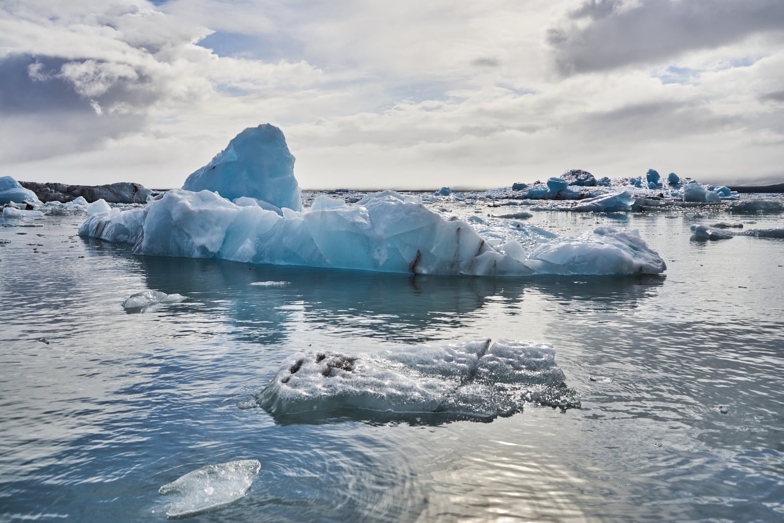 傑古沙龍冰河湖中漂浮的透藍碎冰｜2017/06 冰島