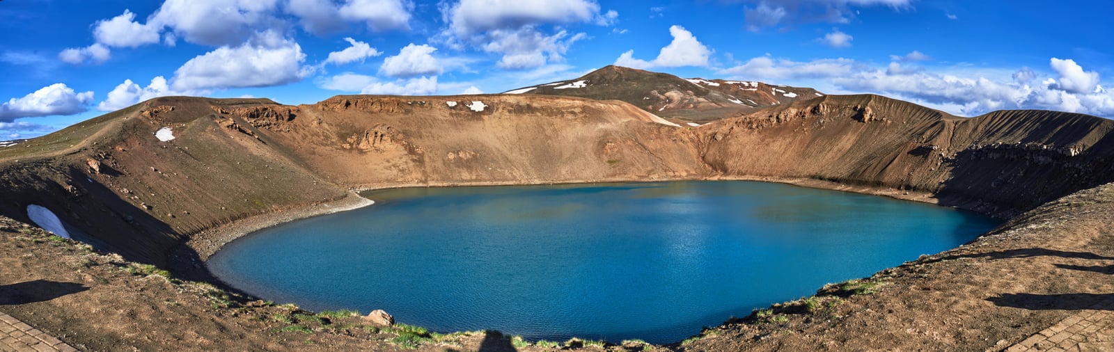 湛藍火口湖與蒼茫火山地形｜2017/06 冰島