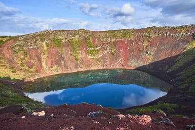 紅褐色火山碎屑與蔚藍火口湖