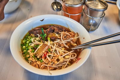 熱騰騰的牛肉湯麵與豐富配料