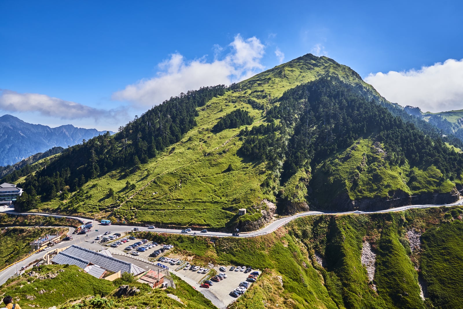 俯瞰合歡尖山下蜿蜒公路與停車場｜2017/09 合歡山