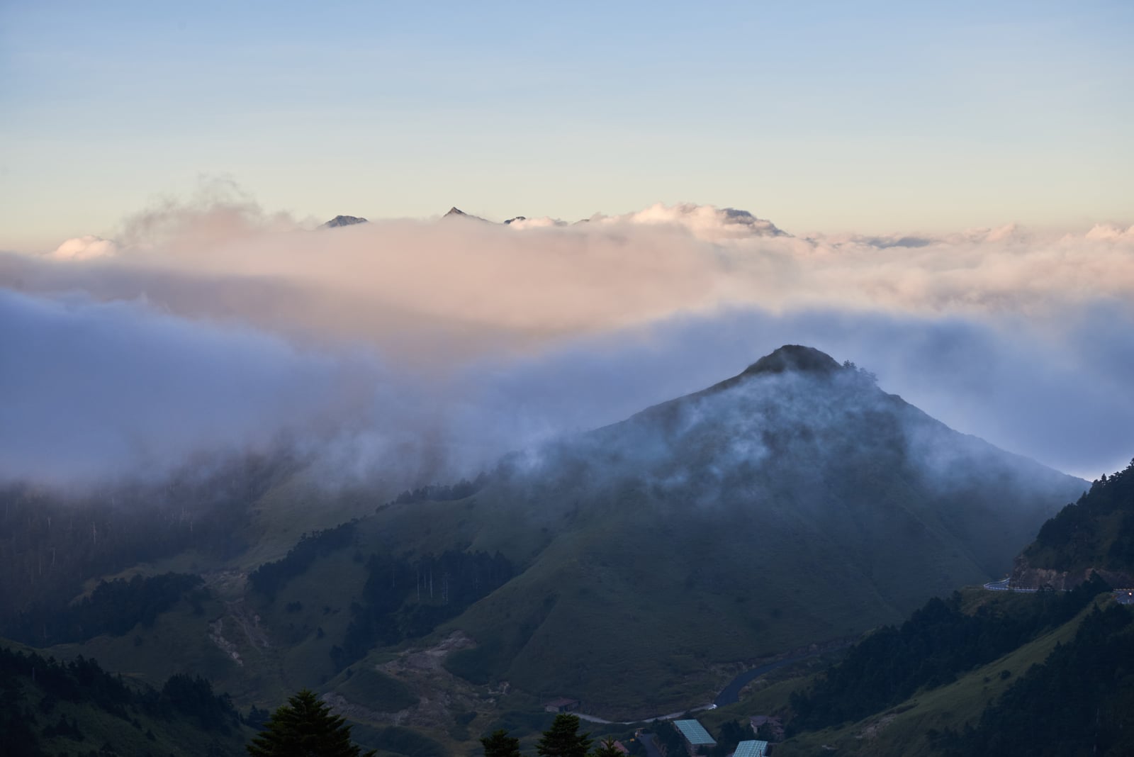 武嶺牌樓眺望雲海繚繞山巔｜2017/09 合歡山
