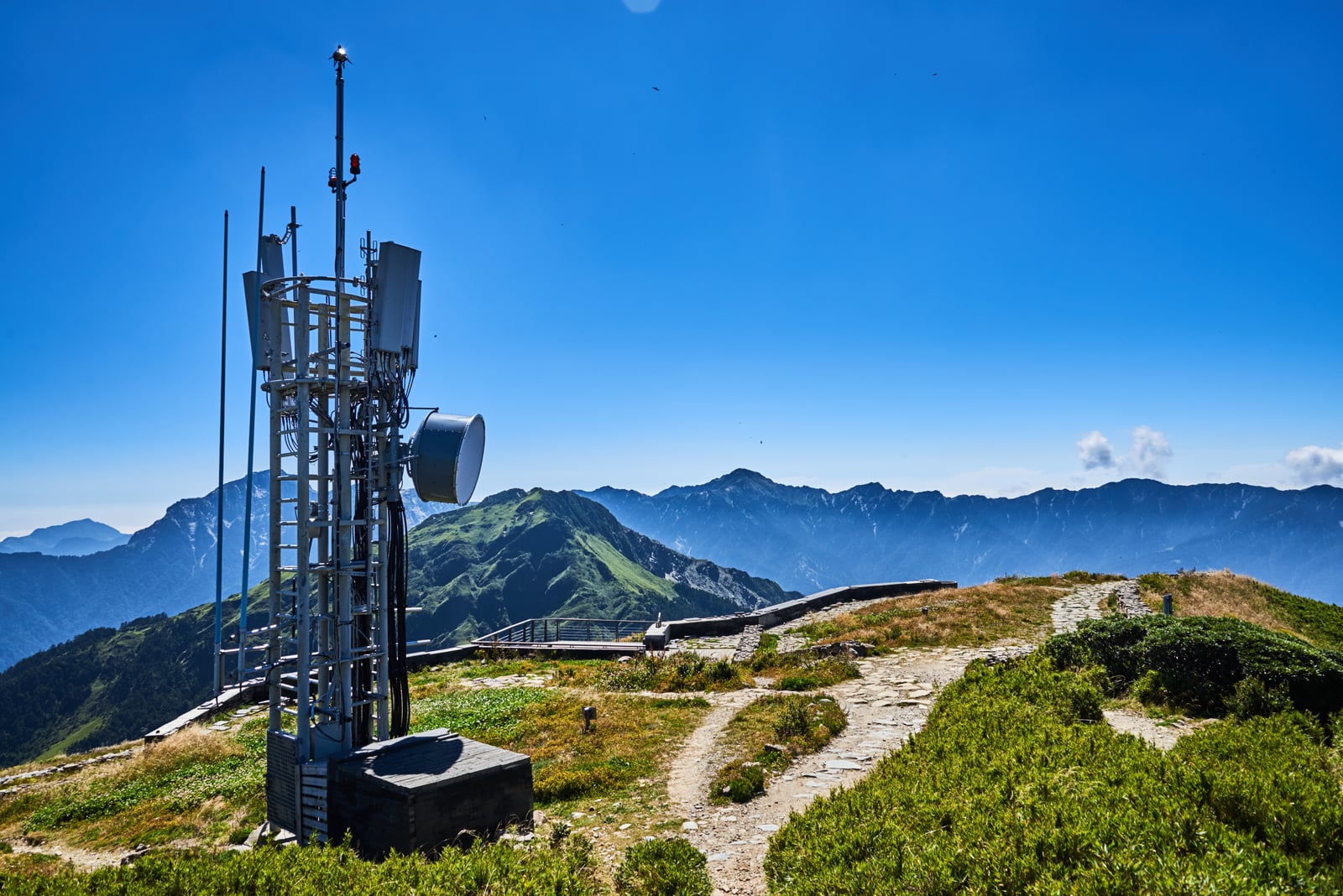 主峰頂端的通訊鐵塔與連綿山巒｜2017/09 合歡山