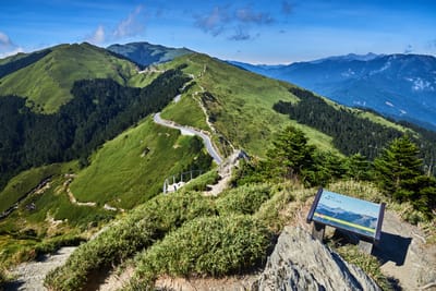 合歡尖山俯瞰蜿蜒公路與翠綠山稜｜2017/09 合歡山