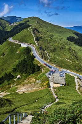 蜿蜒公路與翠綠山稜的絕美視角｜2017/09 合歡山
