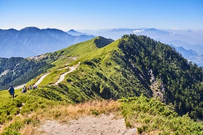 馬雅平台俯瞰翠綠山巒與蜿蜒步道｜2017/09 合歡山