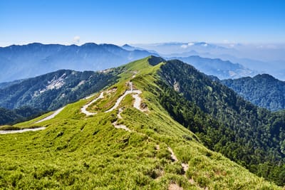 馬雅平台俯瞰連綿翠綠山脊｜2017/09 合歡山