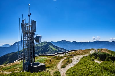 主峰頂端的通訊鐵塔與連綿山巒｜2017/09 合歡山