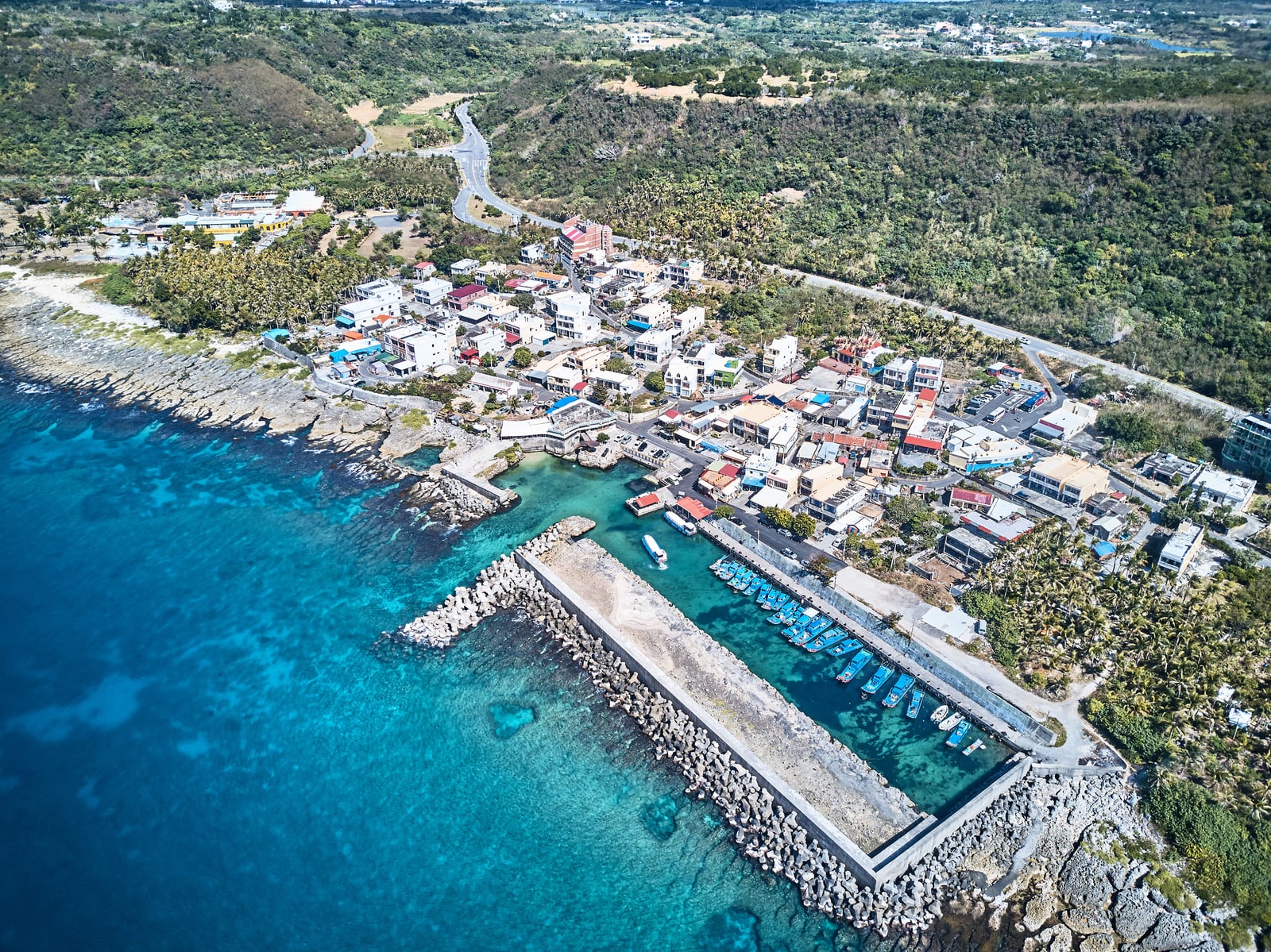 紅柴坑漁港的蔚藍海岸與聚落空拍｜2018/02~07 國境之南空拍