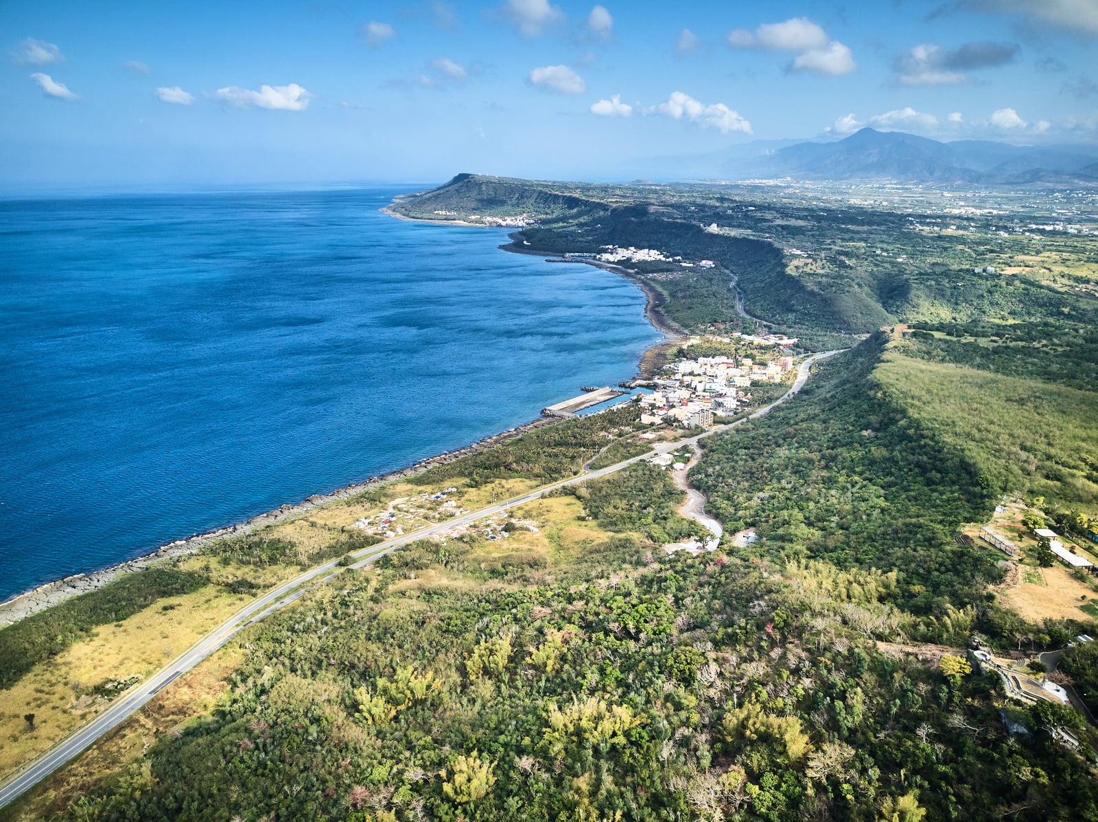 關山俯瞰恆春半島與蔚藍海岸線｜2018/02~07 國境之南空拍