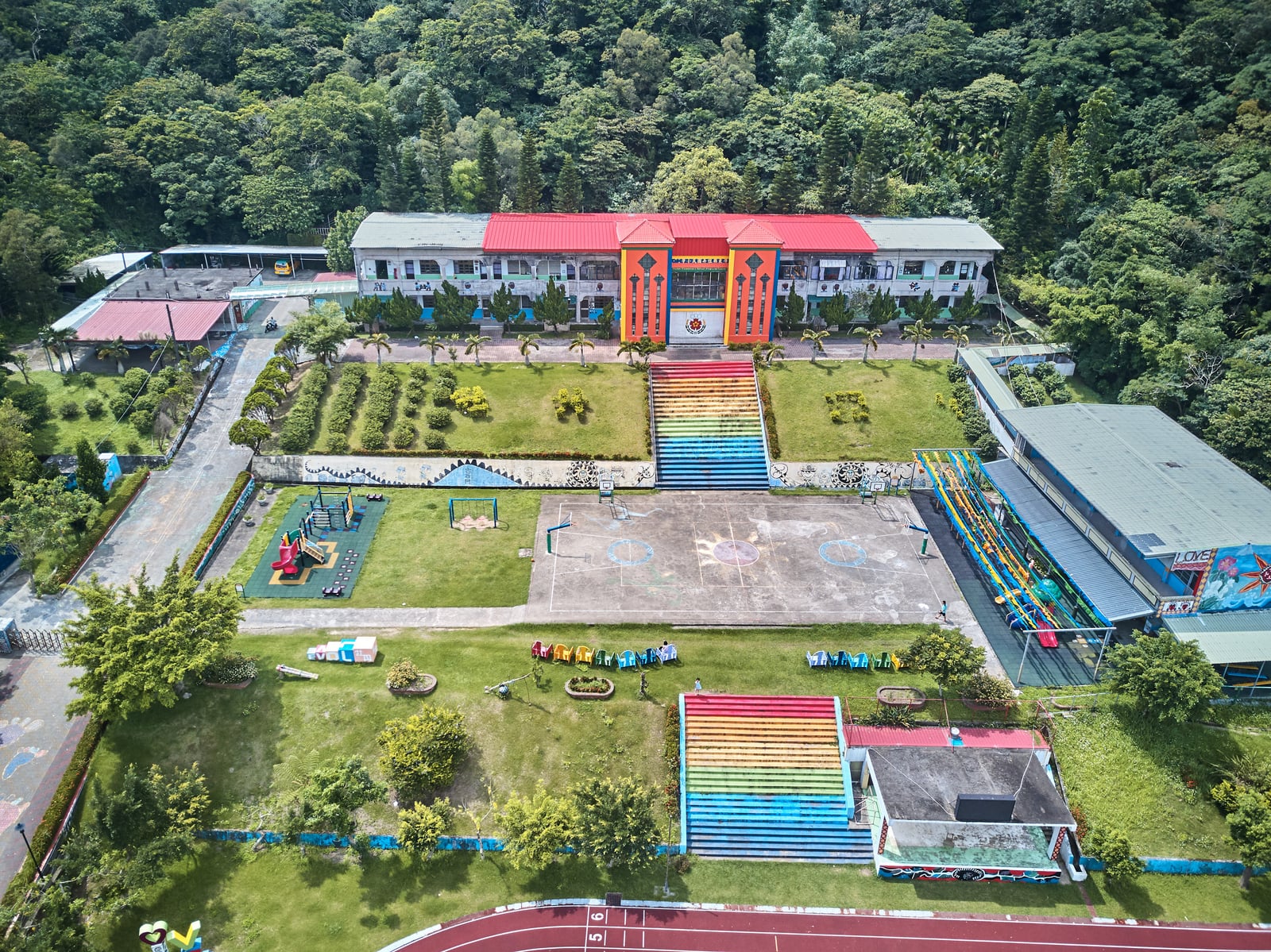 綠意山林環抱中的牡丹國小空拍視角｜2018/02~07 國境之南空拍