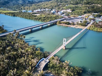 港口吊橋與蔚藍河口空拍