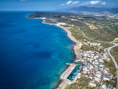 紅柴坑海岸湛藍海景與漁港空拍