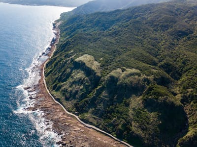 海蛙石海岸山海交錯的空拍景致