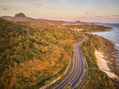 黃昏斜陽照耀下的南灣濱海公路