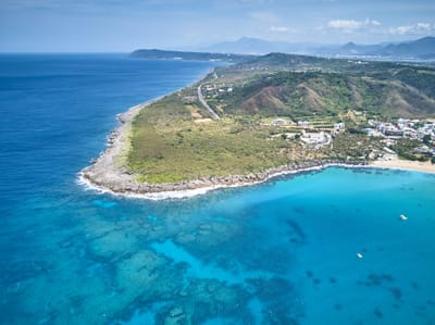 白沙灣蔚藍海岸與綿延綠意空拍