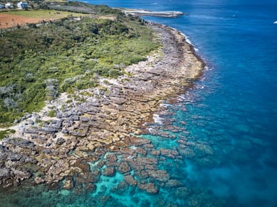 恆春貓鼻頭蔚藍海岸與裙狀礁石空拍