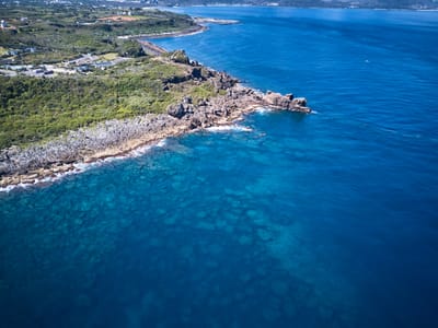 貓鼻頭海岸的湛藍海域與裙礁地形空拍