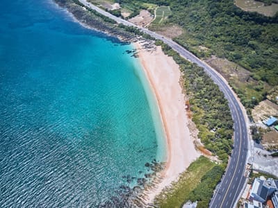 砂島貝殼沙灘與蔚藍海岸空拍