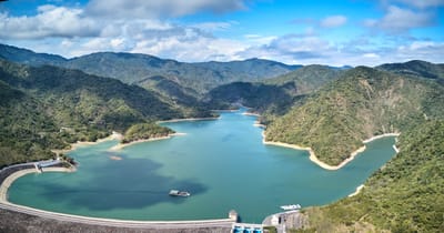 群山環抱中的牡丹水庫空拍美景