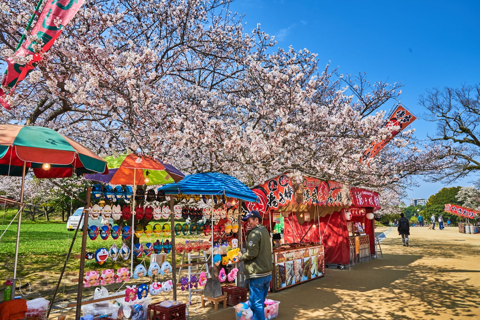 大濠公園櫻花樹下的熱鬧攤位｜2018/03 北九州/廣島