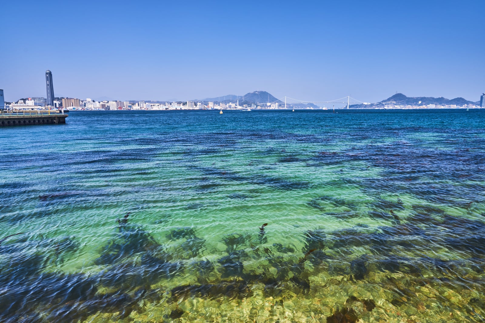 巖流島岸邊眺望關門海峽的蔚藍海景｜2018/03 北九州/廣島