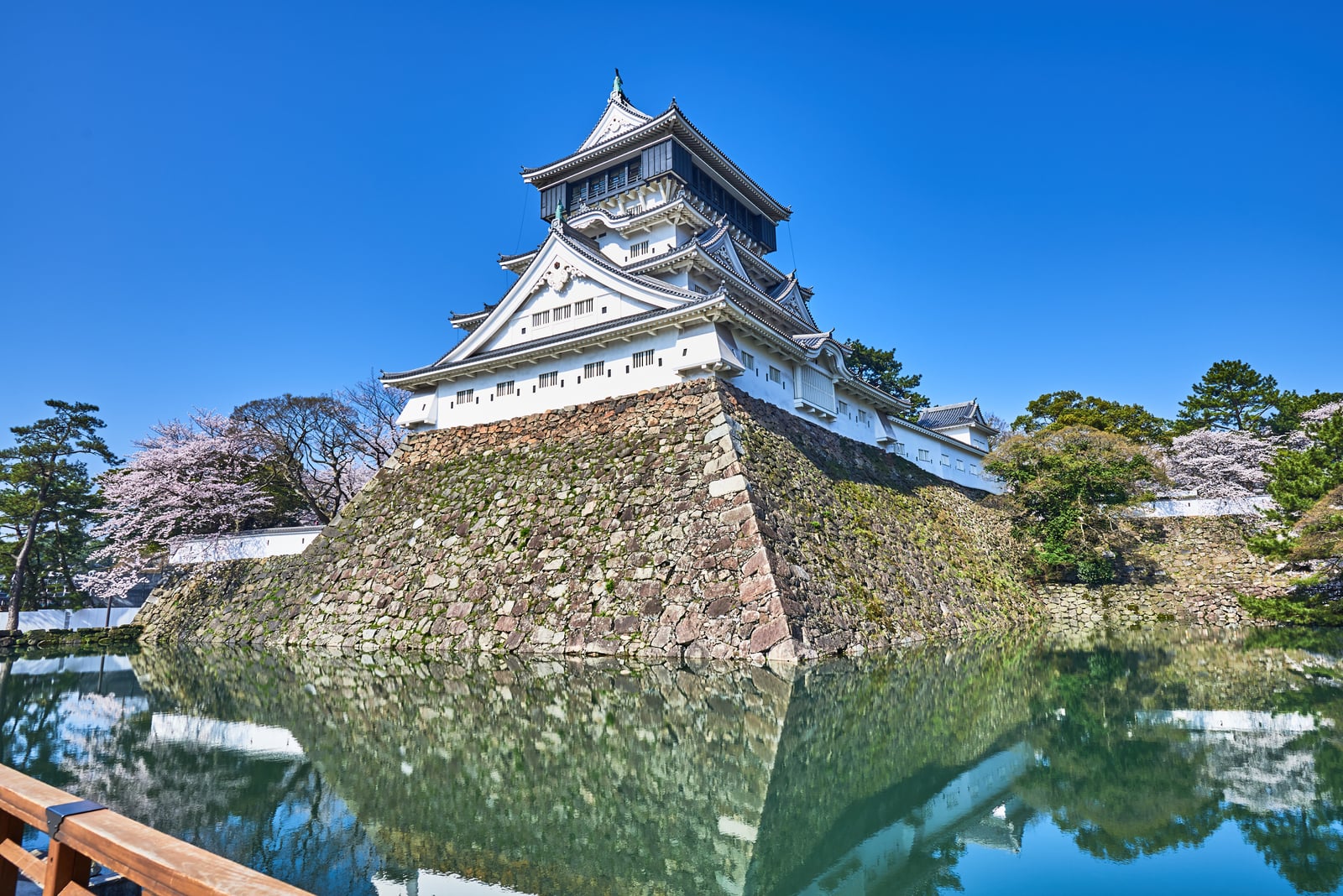 春日暖陽下的小倉城護城河倒影｜2018/03 北九州/廣島