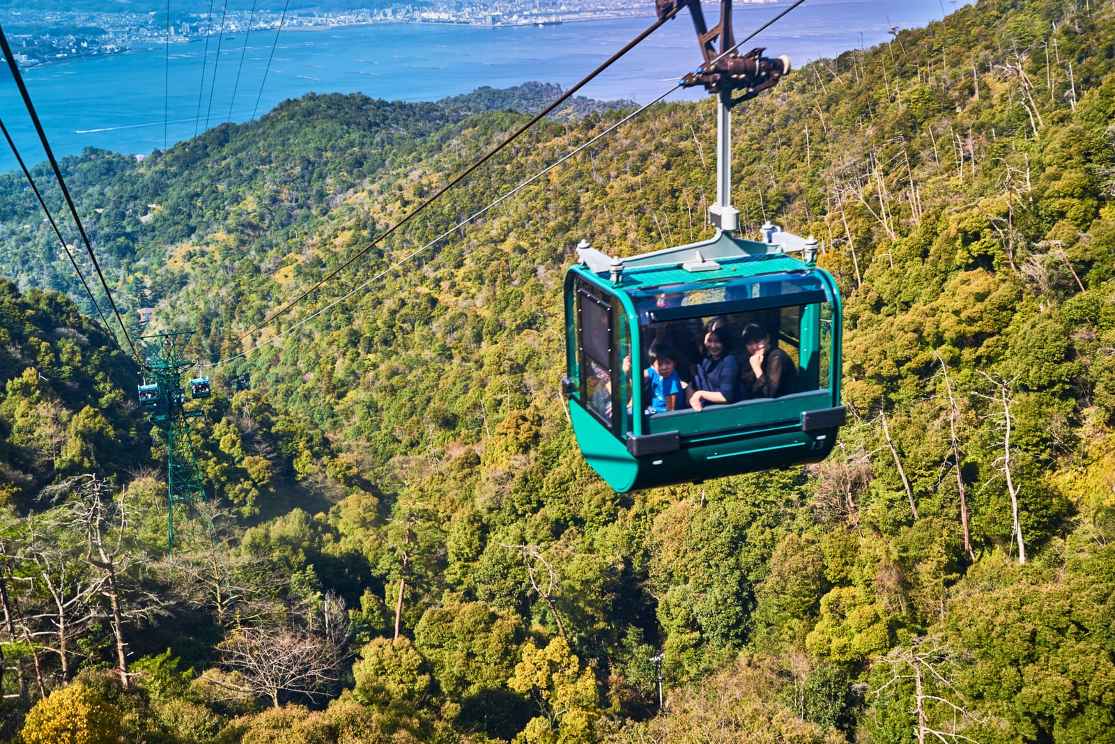 搭乘宮島纜車俯瞰翠綠山林與蔚藍海景｜2018/03 北九州/廣島