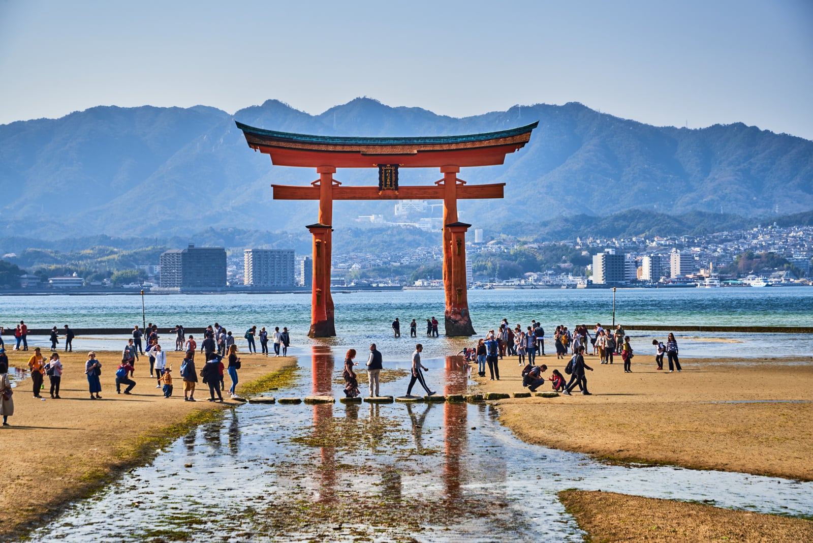 退潮時分佇立海中的嚴島神社大鳥居｜2018/03 北九州/廣島