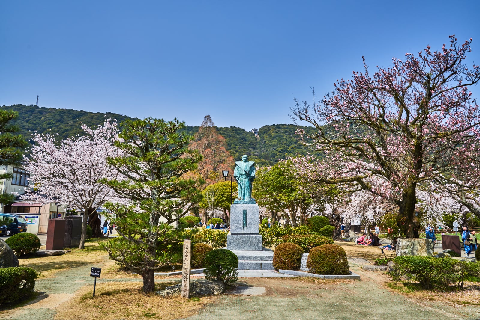 錦帶橋畔的吉川廣嘉公銅像與櫻花｜2018/03 北九州/廣島