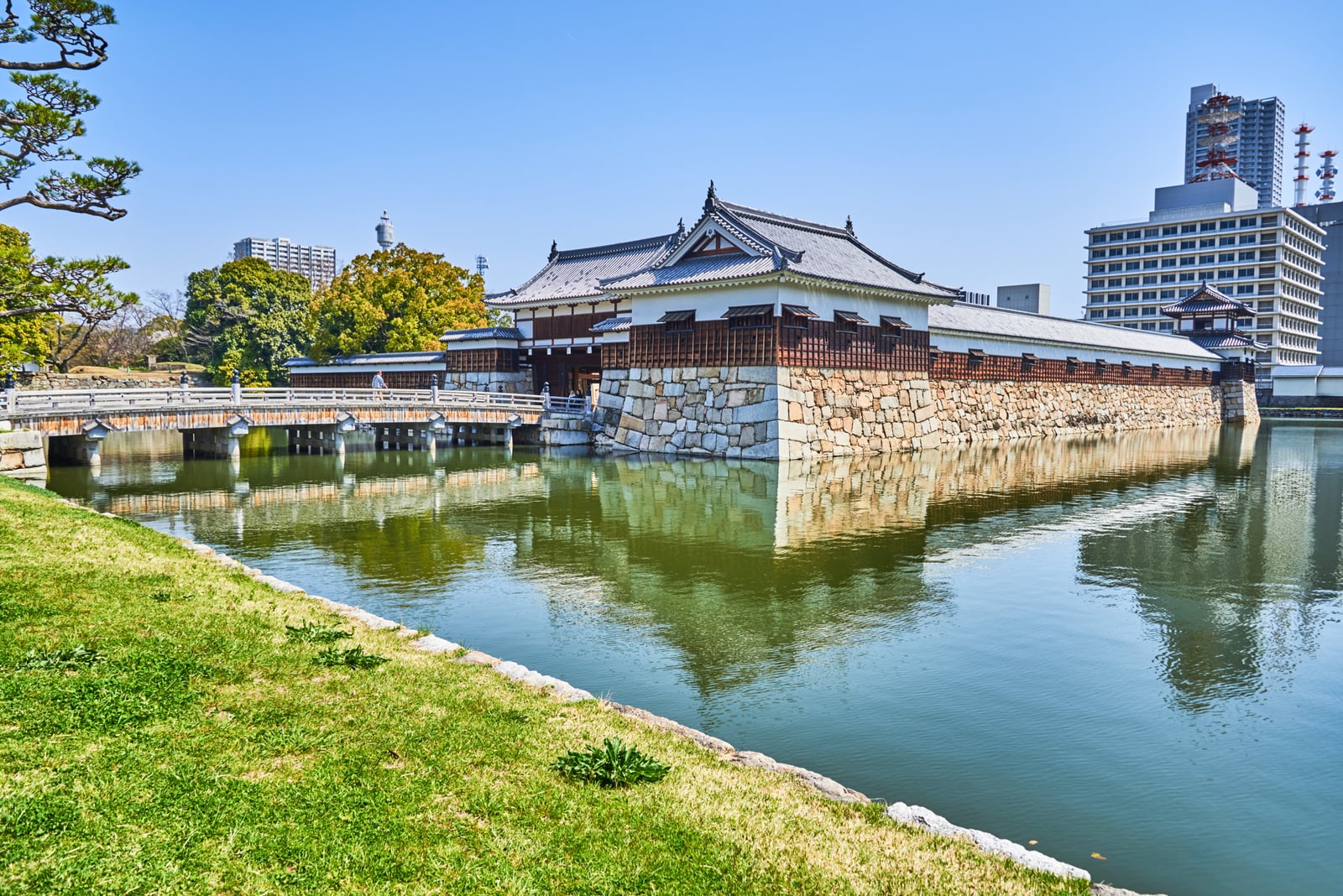 護城河畔的古樸城門與石垣倒影｜2018/03 北九州/廣島