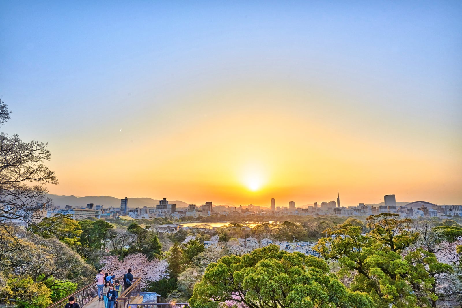 舞鶴公園的金色夕陽與城市剪影｜2018/03 北九州/廣島