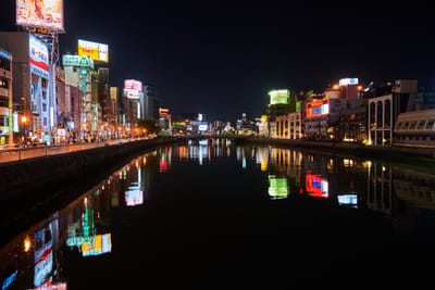 博多川畔的璀璨霓虹夜色