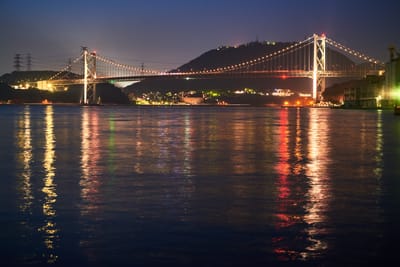 關門大橋的璀璨夜色與水面倒影