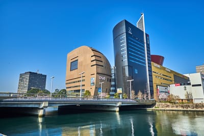 小倉城旁的現代建築群與河岸風光