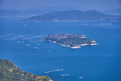 登上弥山俯瞰瀨戶內海的湛藍景致