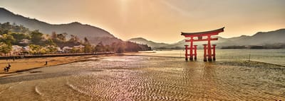 夕陽餘暉下的嚴島神社海上大鳥居