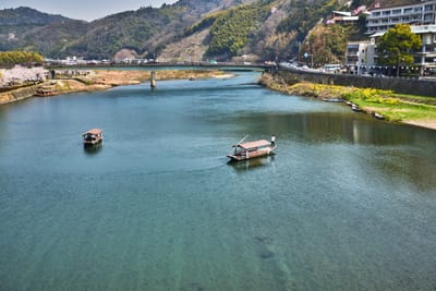 錦川上悠然行駛的傳統木船