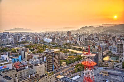 夕陽餘暉下的城市全景