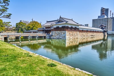 護城河畔的古樸城門與石垣倒影