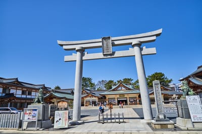晴空下的 護國神社鳥居