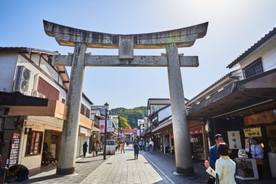 太宰府天滿宮參道上的古樸石鳥居