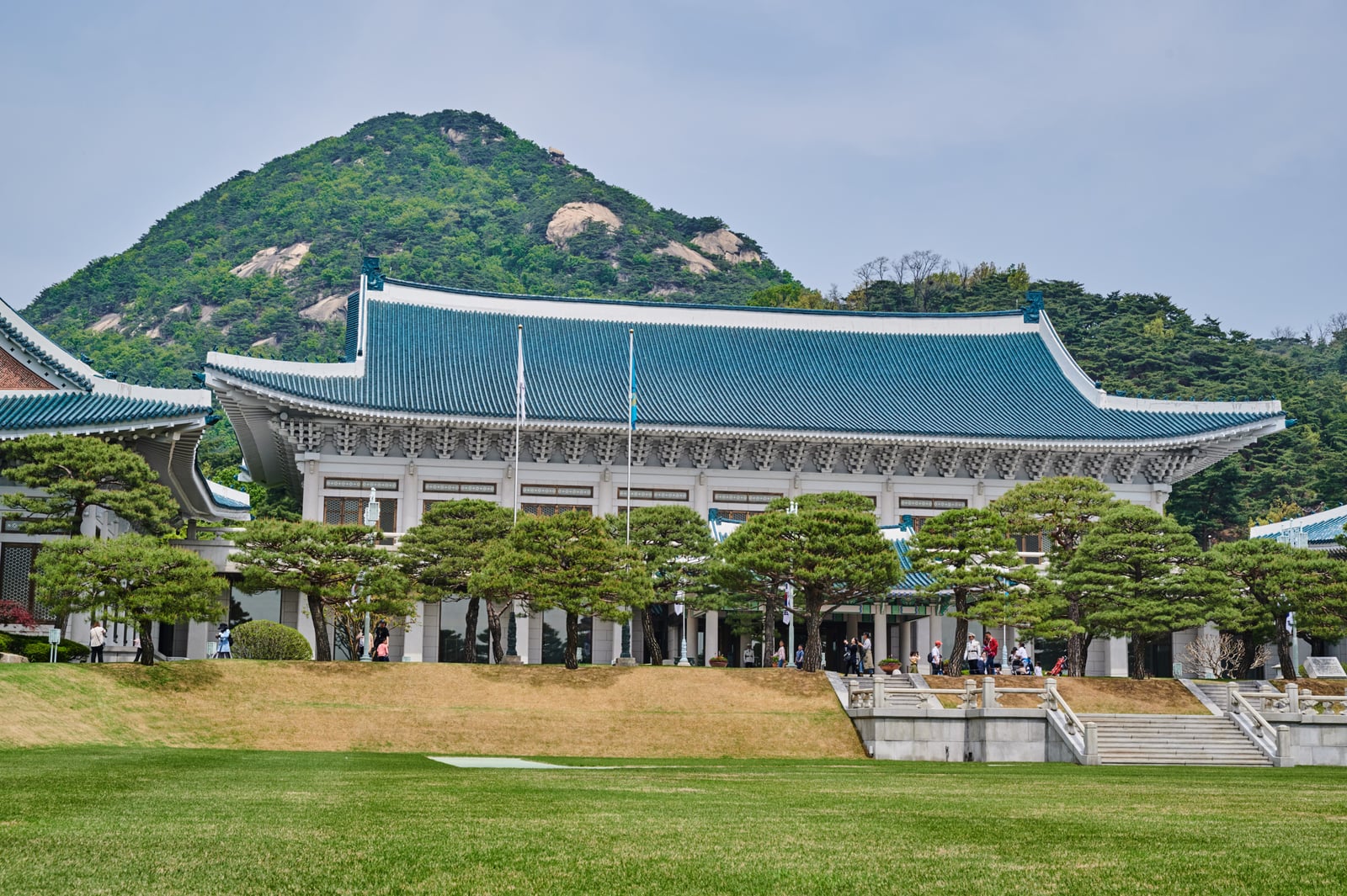 藍瓦白牆的靑瓦臺本館建築｜2018/04+2019/04 韓國首爾
